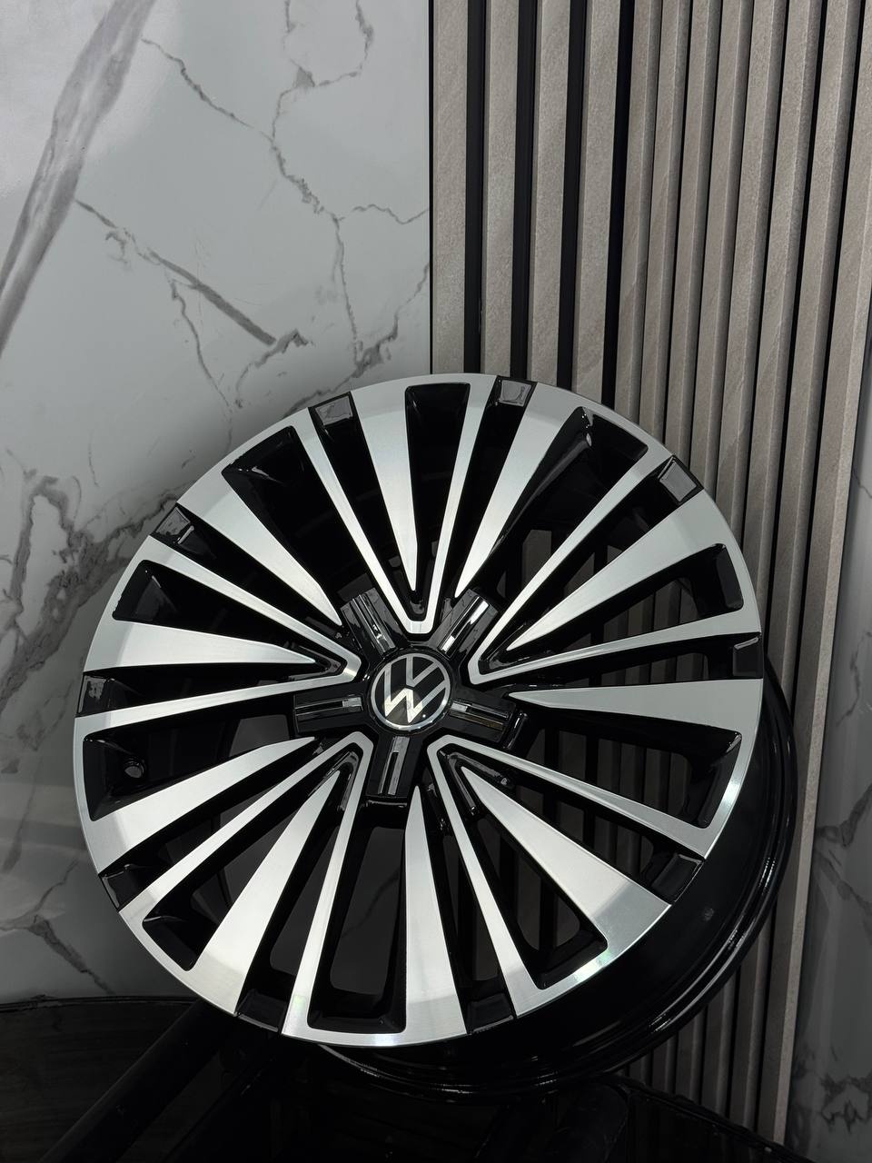 Top Grade Volkswagen H663F 8x18/5x112 D57.1 ET44 4 диска серебристый, черный