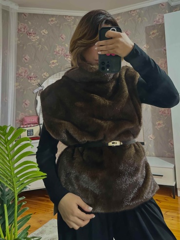 Меховой жилет коричневый