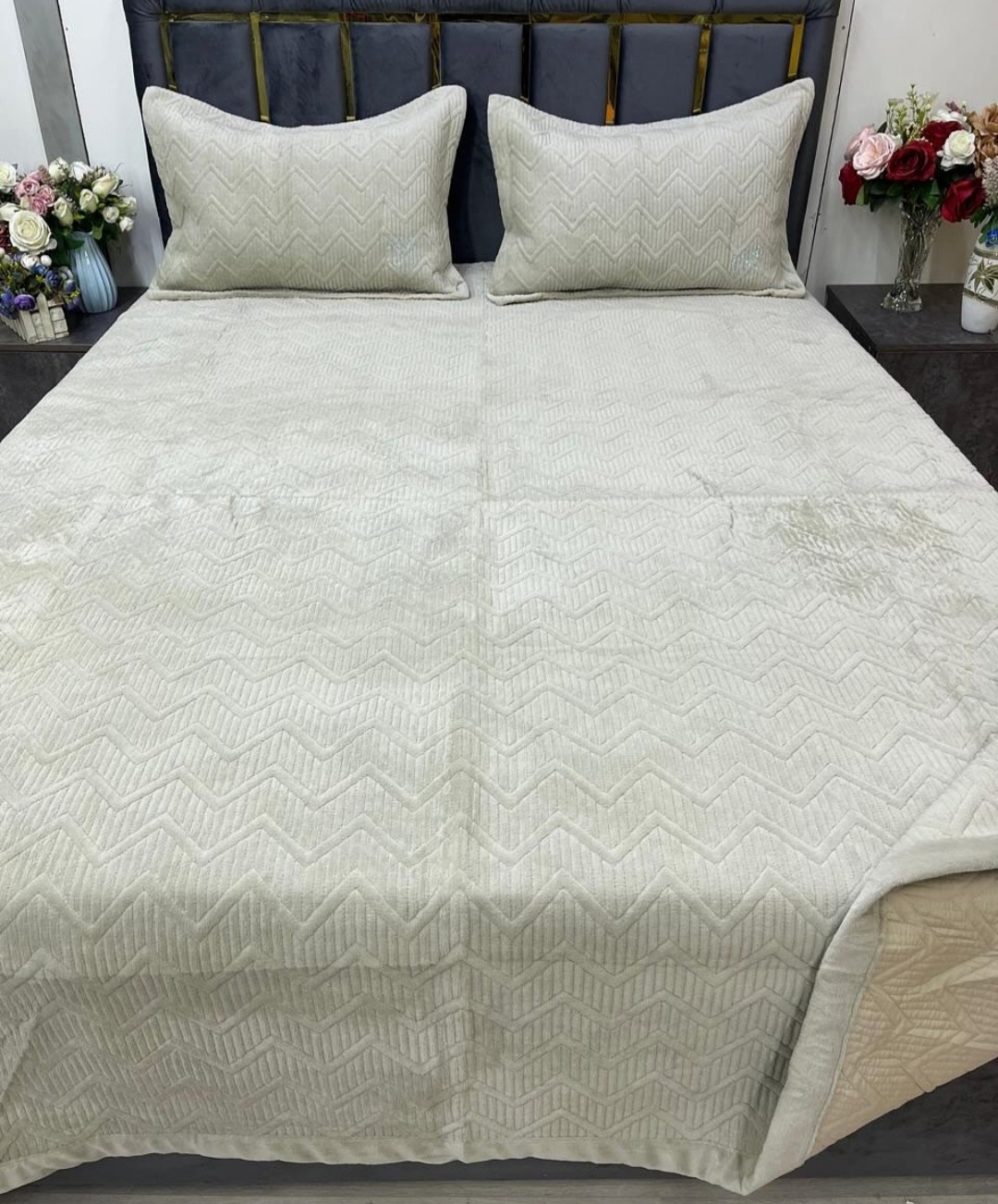 Покрывало с наволочками Home Textile 210х230 см, хлопок, велюр, бархат, айвори, светло - серый