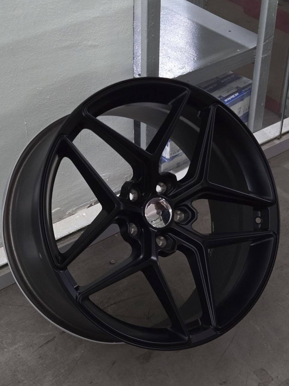 Top Grade SHF1018 8.5x19/5x114.3 D73.1 ET35 4 диска черный матовый