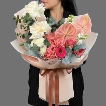 Art Flowers букет с открыткой антуриум, гвоздика, гортензия, пионовидная роза, эвкалипт, маттиола, калла 15 шт 60 см