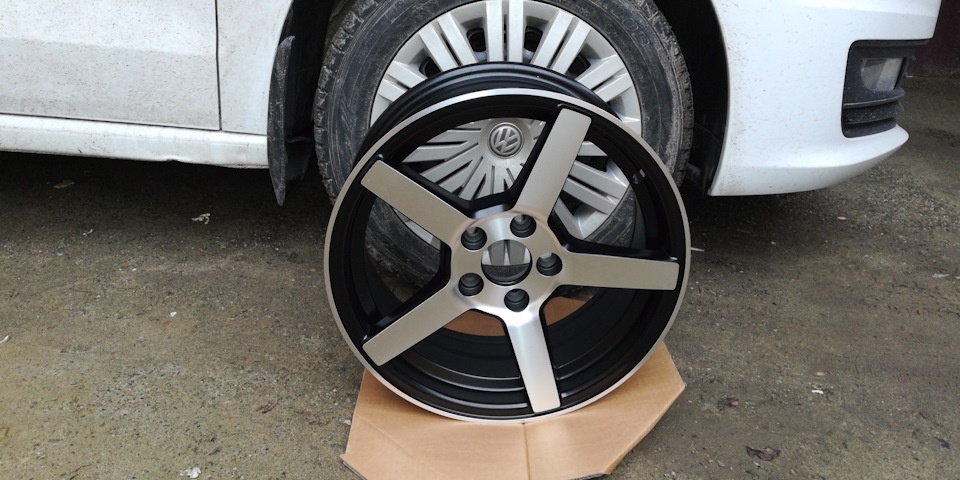 Vossen cv3 7x16/5x112 D66.6 ET35 4 диска черный, серебристый