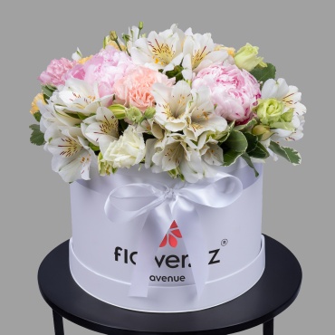 Flower.kz композиция в коробке альстремерия, гвоздика, пион, кустовая роза, лизиантус 37 шт 35 см
