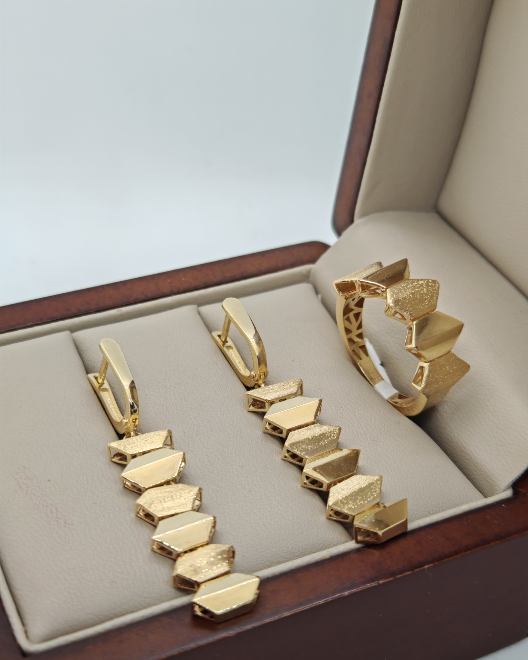 Dinara Gold 101738078 вес 5.9 г золото, без вставок
