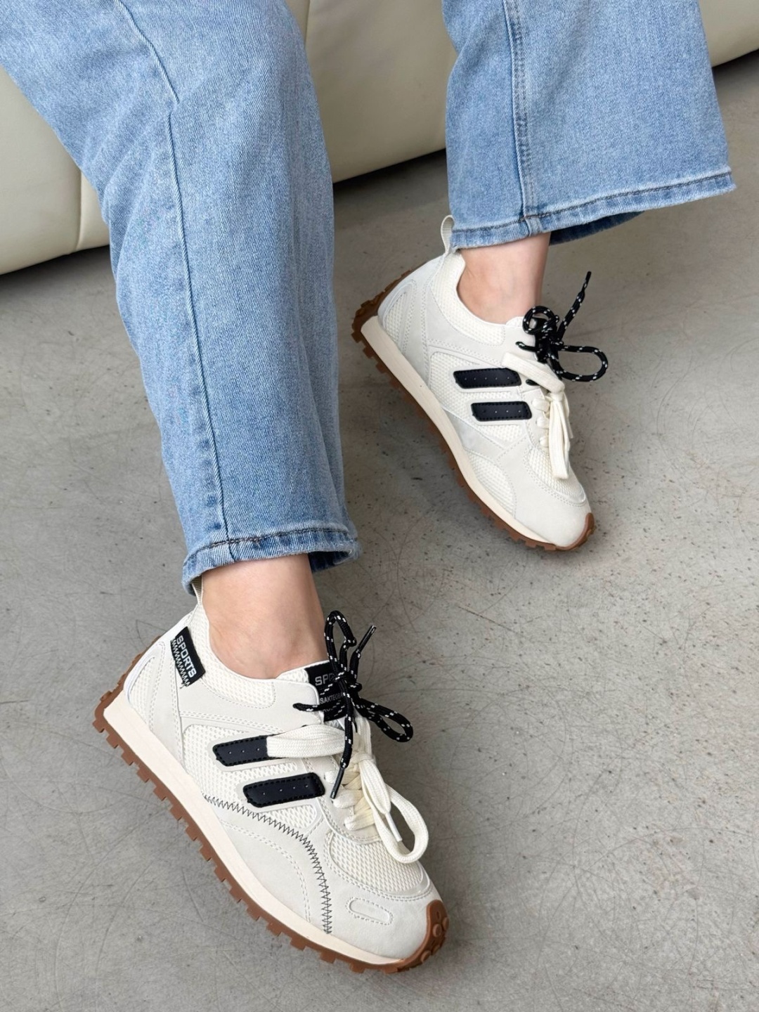 Кроссовки бежевый