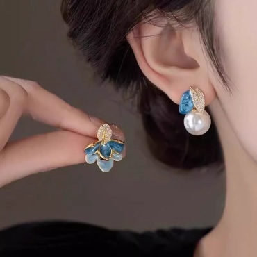Серьги DANARA B-D-B бижутерный сплав, эмаль, искусственный жемчуг, кристалл