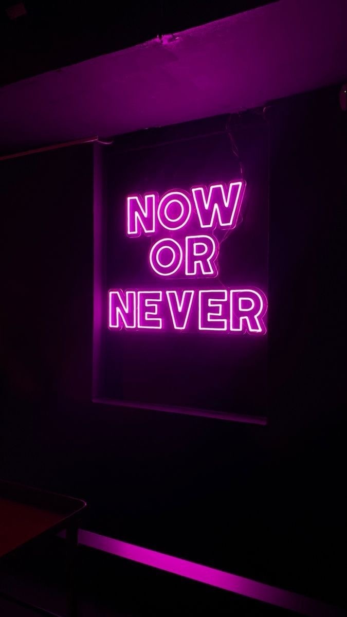 Неоновая вывеска настенный NOW OR NEVER, фиолетовый