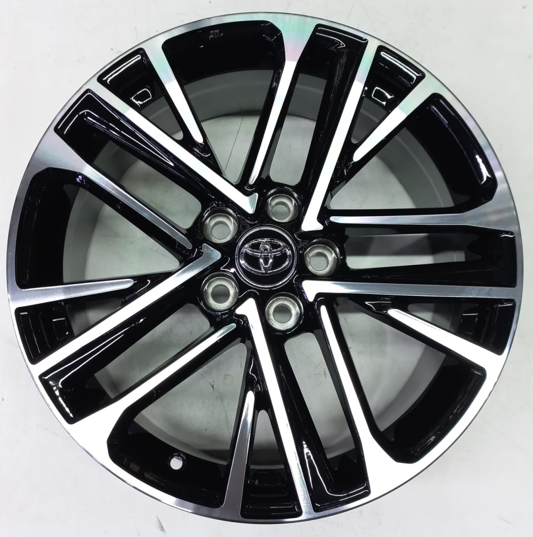 Toyota Toyota 036 8x18/5x114.3 D60.1 ET50 4 диска черный, серебристый
