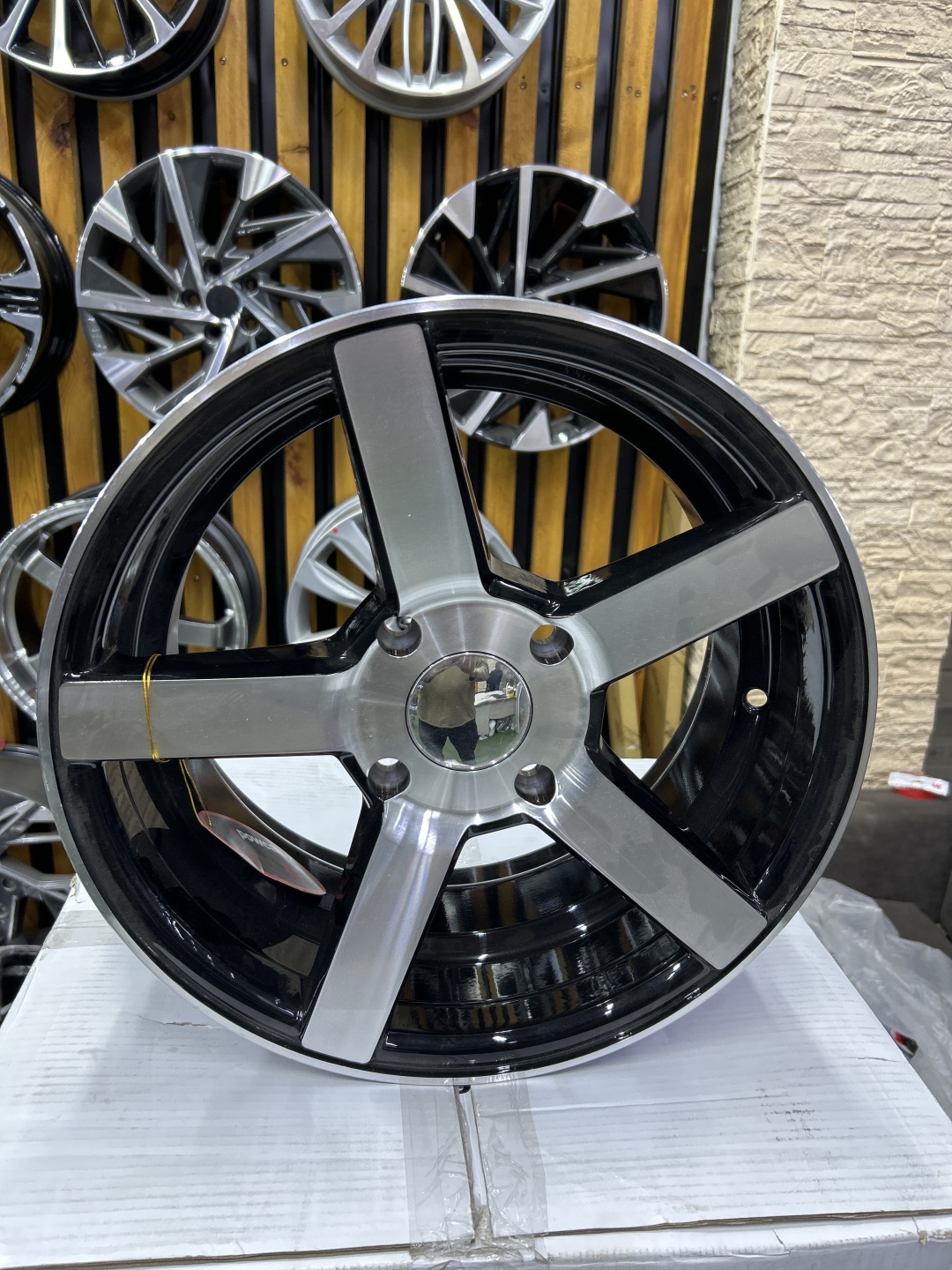 LKN Lkn70 7x15/4x114.3 D67.1 ET30 4 диска черный, серебристый