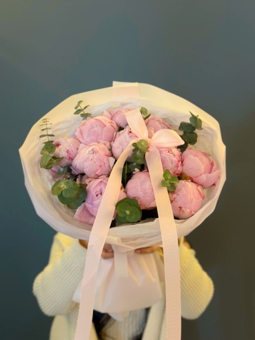 Rilak Floral моно-букет в оформлении пион, эвкалипт 11 шт 60 см
