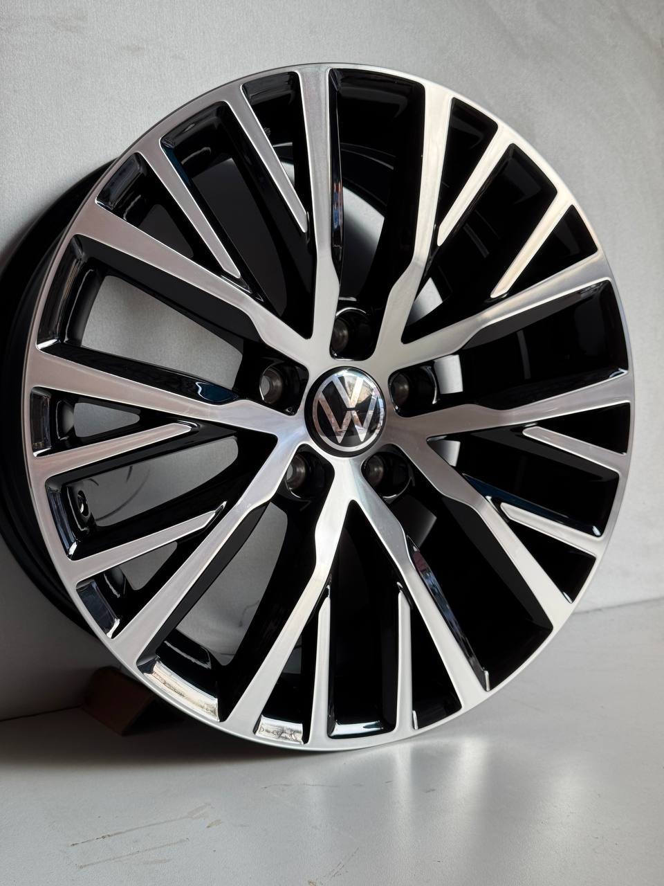 Top Grade Volkswagen 7045 8x17/5x112 D57.1 ET41 4 диска серебристый, черный