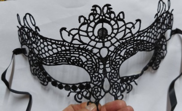 Маска ажурная черная