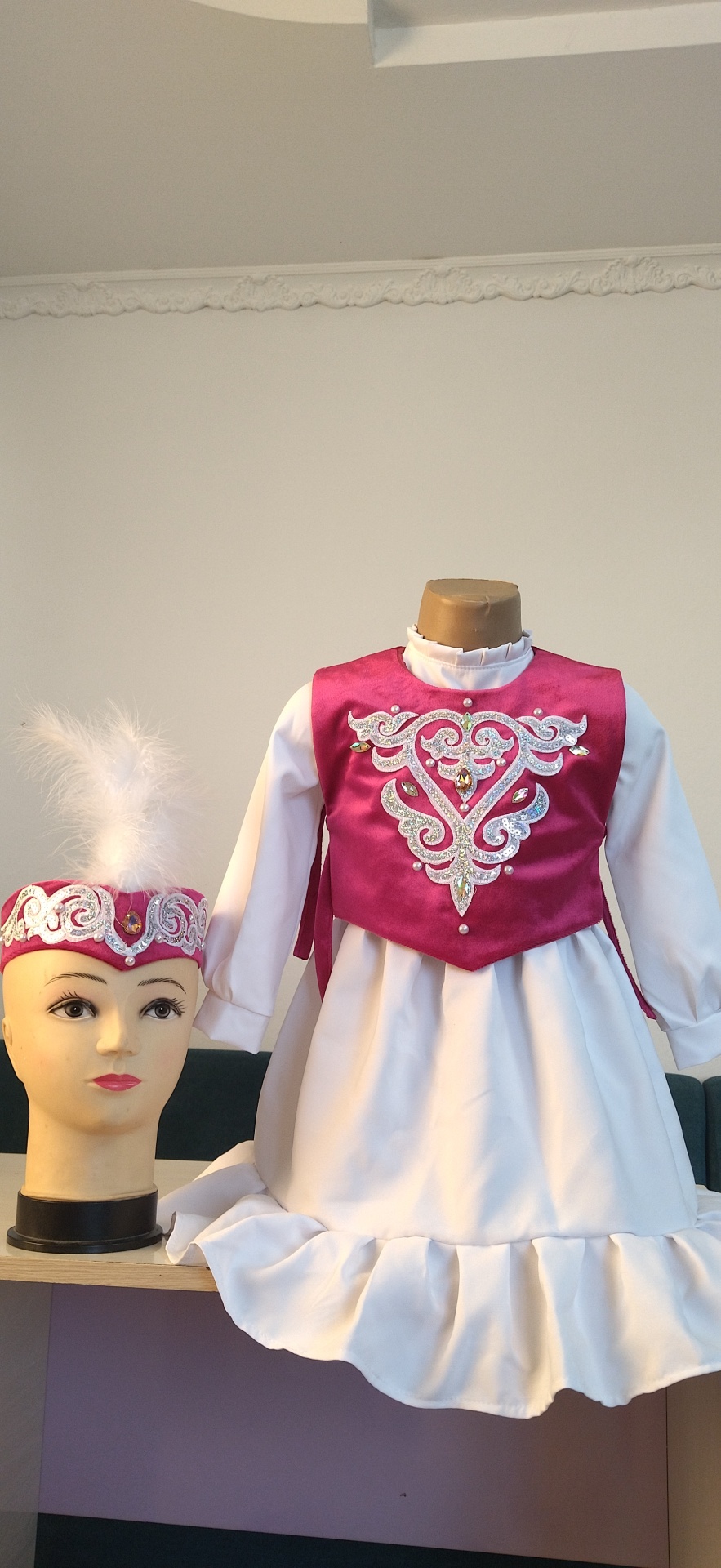 Карнавальный костюм 101 Rose Кахаское платье белый, фуксия
