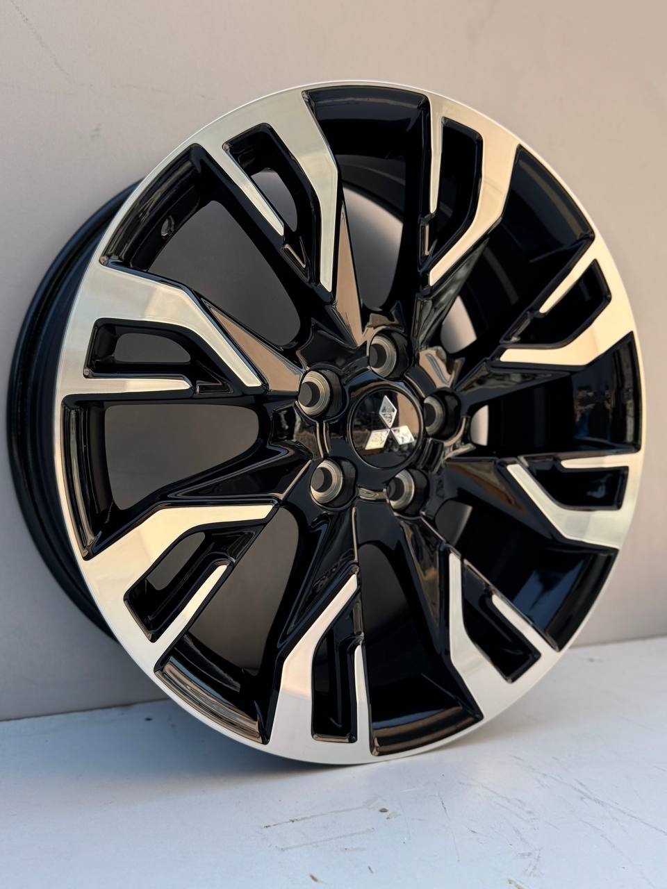 Top Grade Mitsubishi H671F 7x18/5x114.3 D67.1 ET38 4 диска черный, серебристый