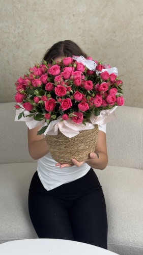 Nuri Floral композиция в корзине кустовая роза 15 шт 60 см