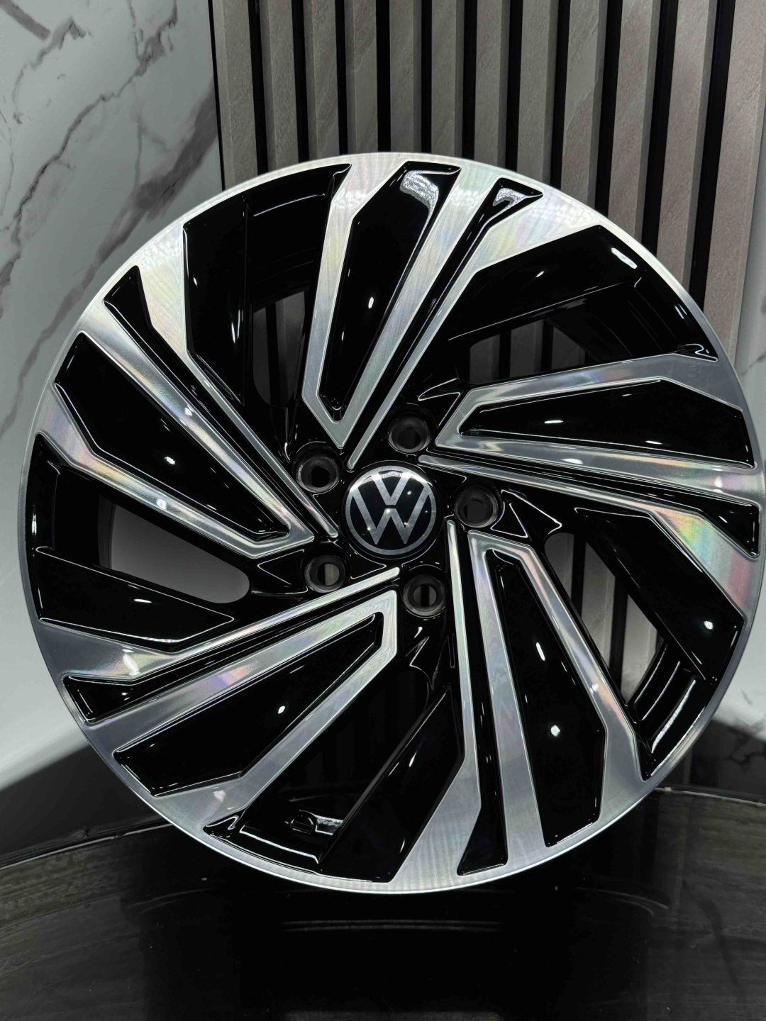 Volkswagen h3307fff 7x17/5x112 D57.1 ET46 4 диска черный, серебристый