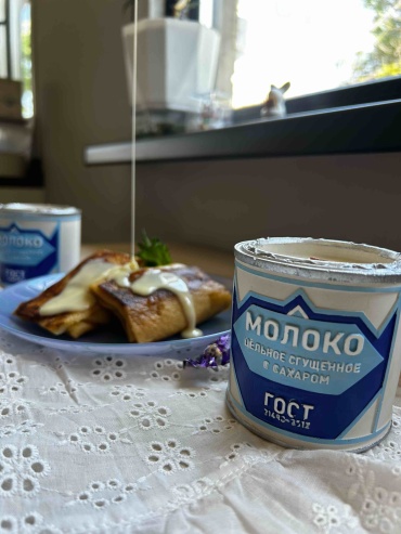 Ароматическая свеча ASOMi Сгущенка 10 см, 1 шт белый, синий, серый