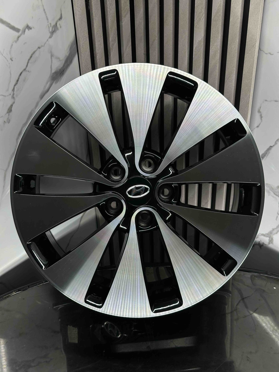 Hyundai kia3747 7.5x18/5x114.3 D67.1 ET46 4 диска черный, серебристый