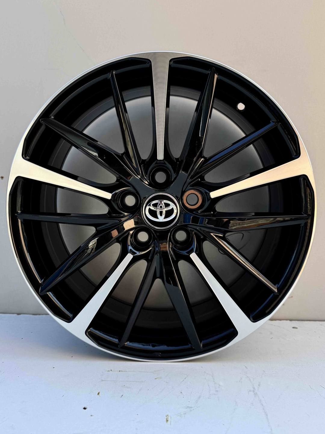 Toyota fbx395 8x18/5x114.3 D60.1 ET50 4 диска черный, серебристый