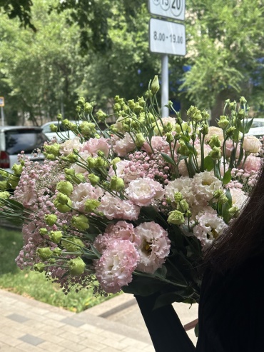 Blossom моно-букет в оформлении лизиантус 17 шт 60 см