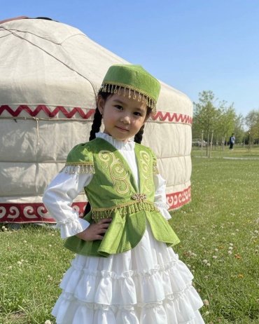 Национальный костюм белый, зеленый