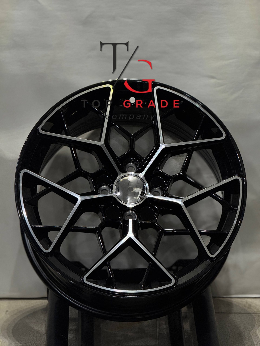 Top Grade 6000 8x18/5x108 D65.1 ET35 4 диска черный, серебристый