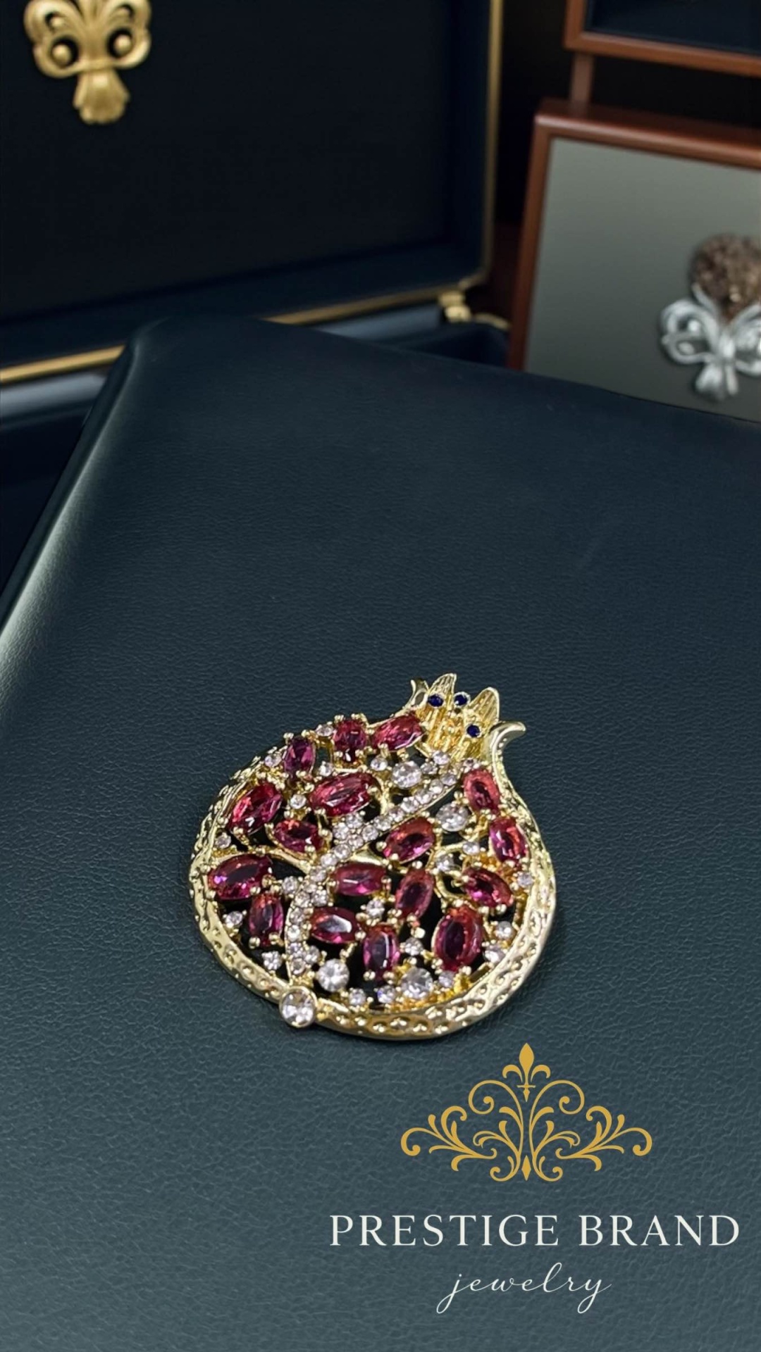 Брошь Prestige brand медицинское золото, гранат