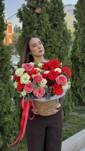 Kazarin flowers композиция в корзине гортензия, пионовидная роза, кустовая роза, лизиантус, эвкалипт 15 шт 50 см