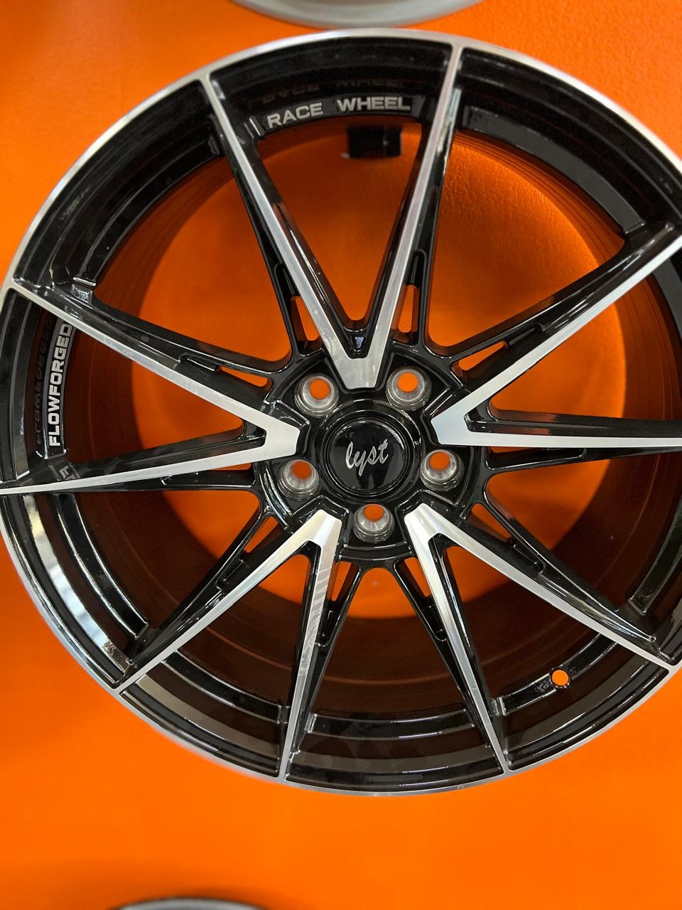 Lyst Flowforged wheel 8.5x19/5x114.3 D73.1 ET35 4 диска черный, серебристый