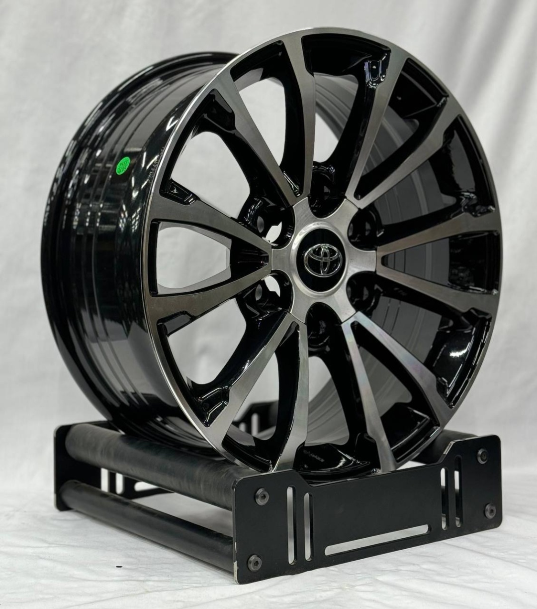 Wheels E203 7.5x17/6x139.7 D106.1 ET25 4 диска черный, серебристый