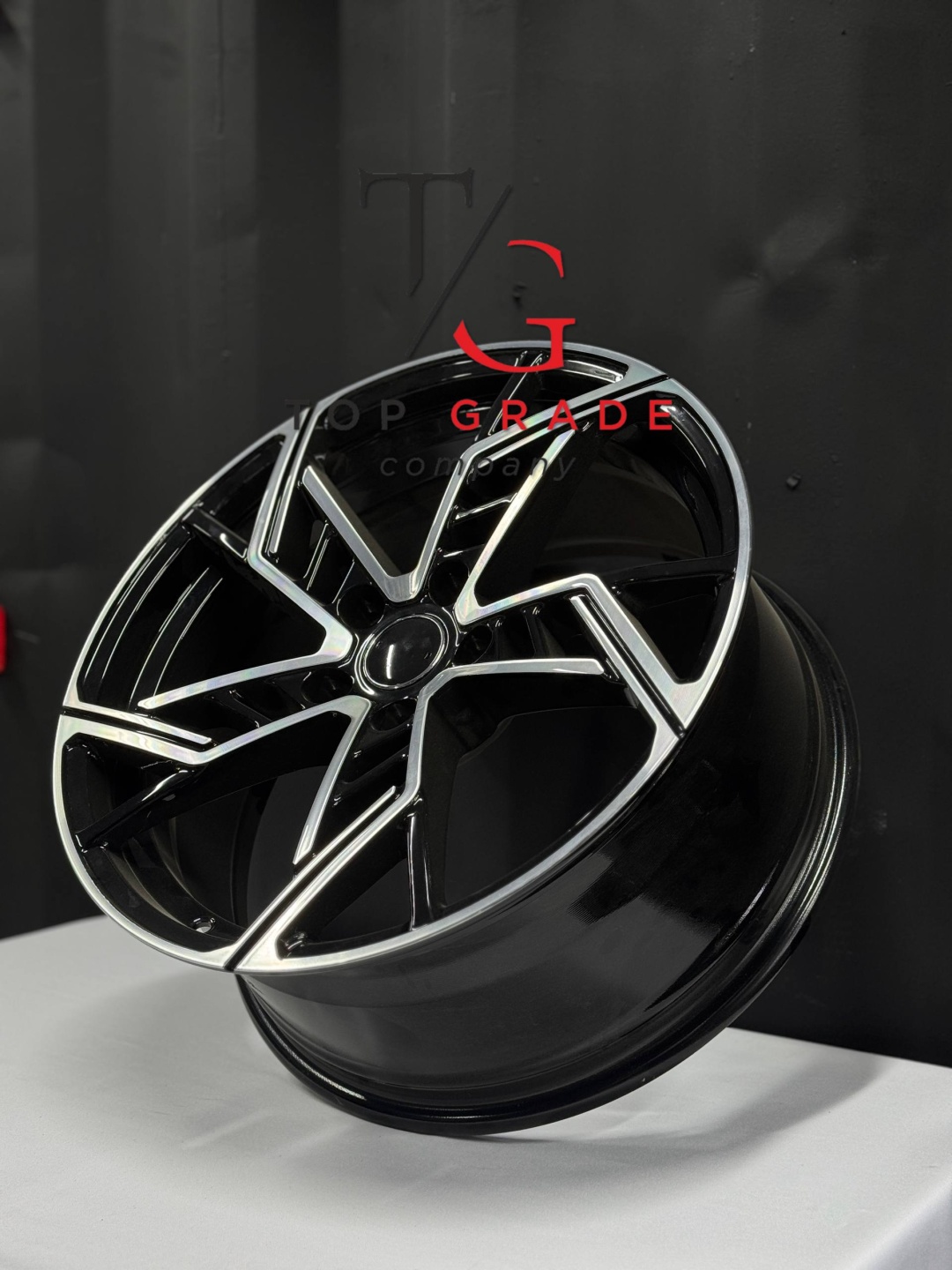 Top Grade 9011 8x18/5x112 D66.6 ET35 4 диска черный, серебристый