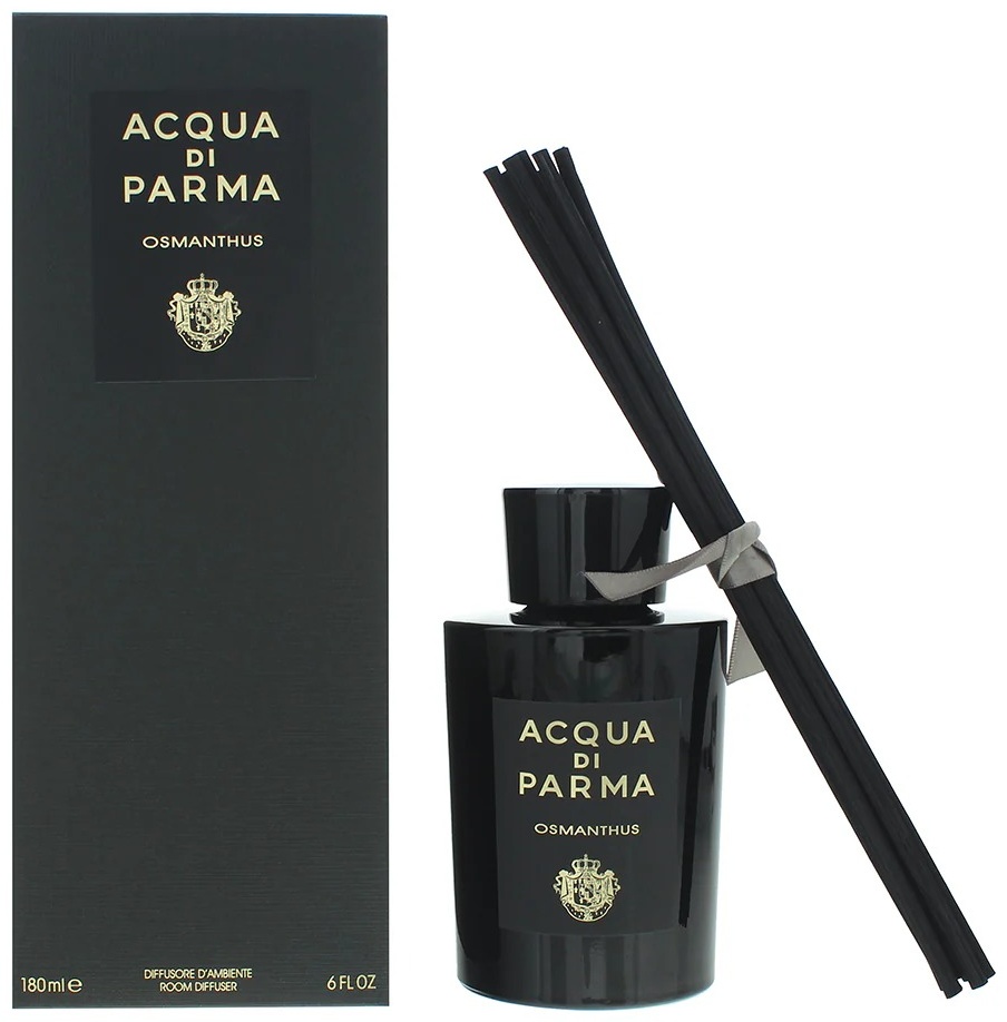 Диффузор с палочками ACQUA DI PARMA Начальная нота: Зеленый мандарин, Нероли Нота сердца: Амбретта, Пион, Розовый перец Конечная нота: Османтус, Пачули 180 мл