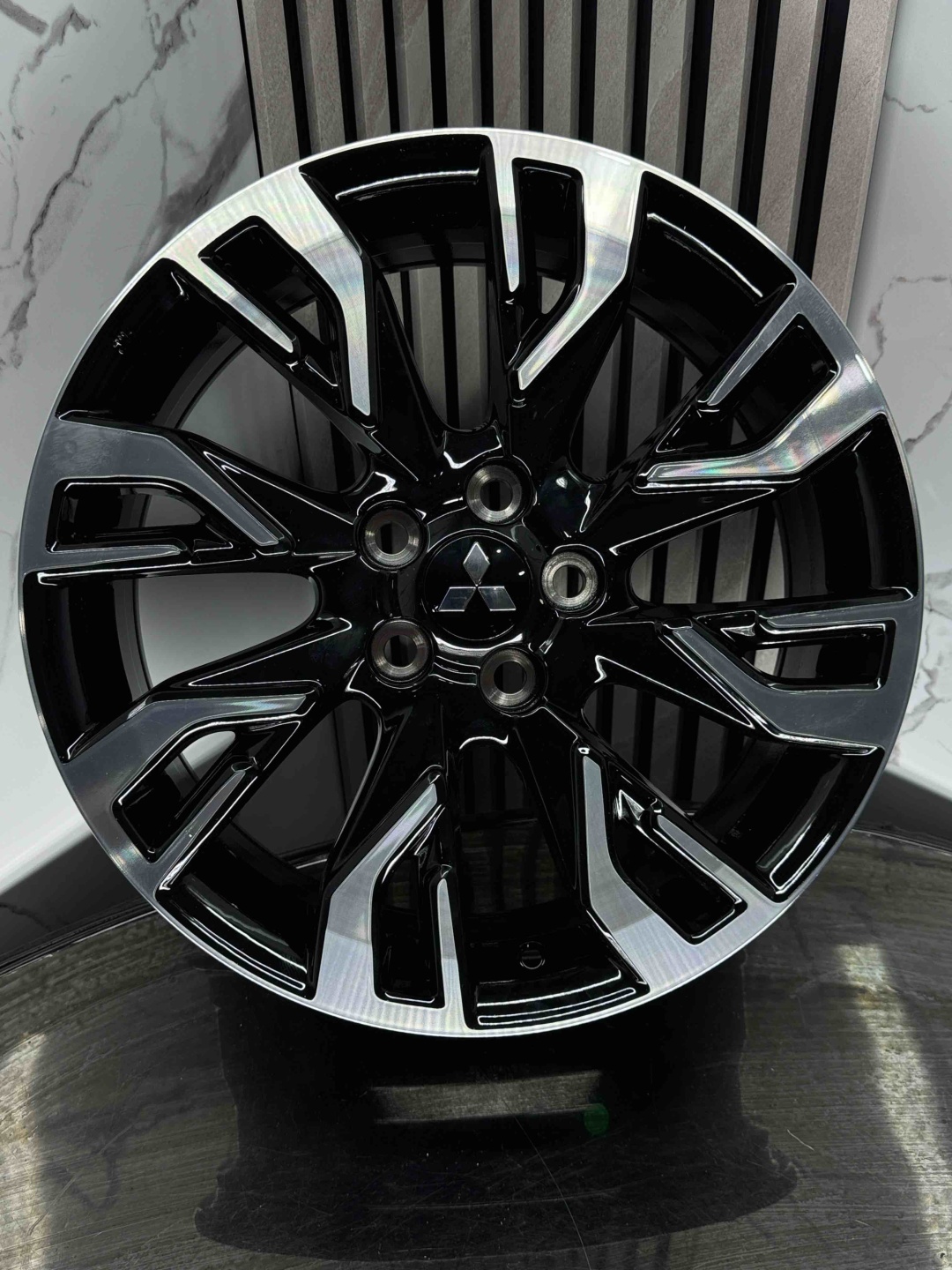 Top Grade mitsubishi h671f 7x18/5x114.3 D67.1 ET38 4 диска черный, серебристый