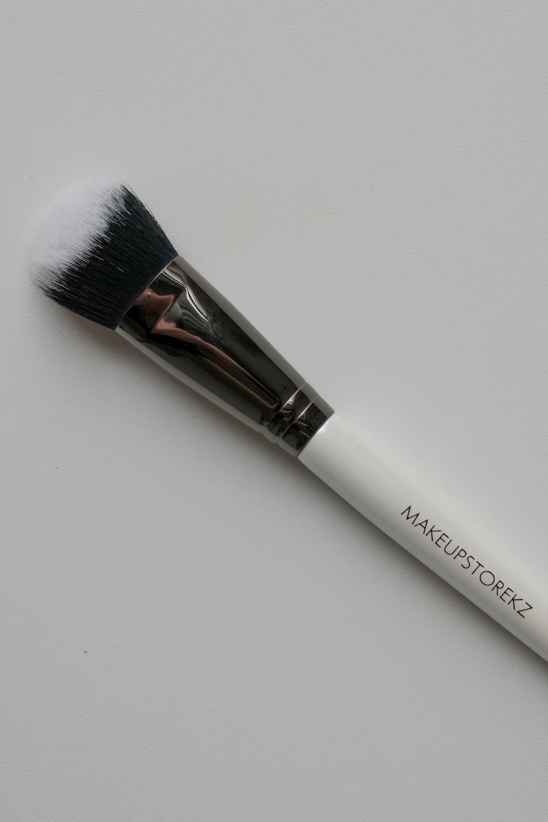 MAKEUPSTOREKZ кисть №2 для тона и кремовой коррекции лица 1