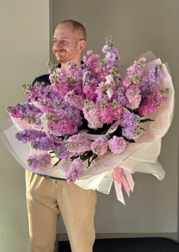 Vlvt Flowers моно-букет с открыткой маттиола 39 шт 60 см