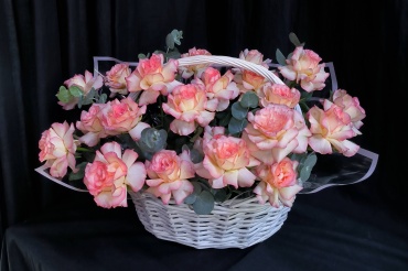 Flowers by Mariya композиция в корзине роза, эвкалипт 23 шт 25 см