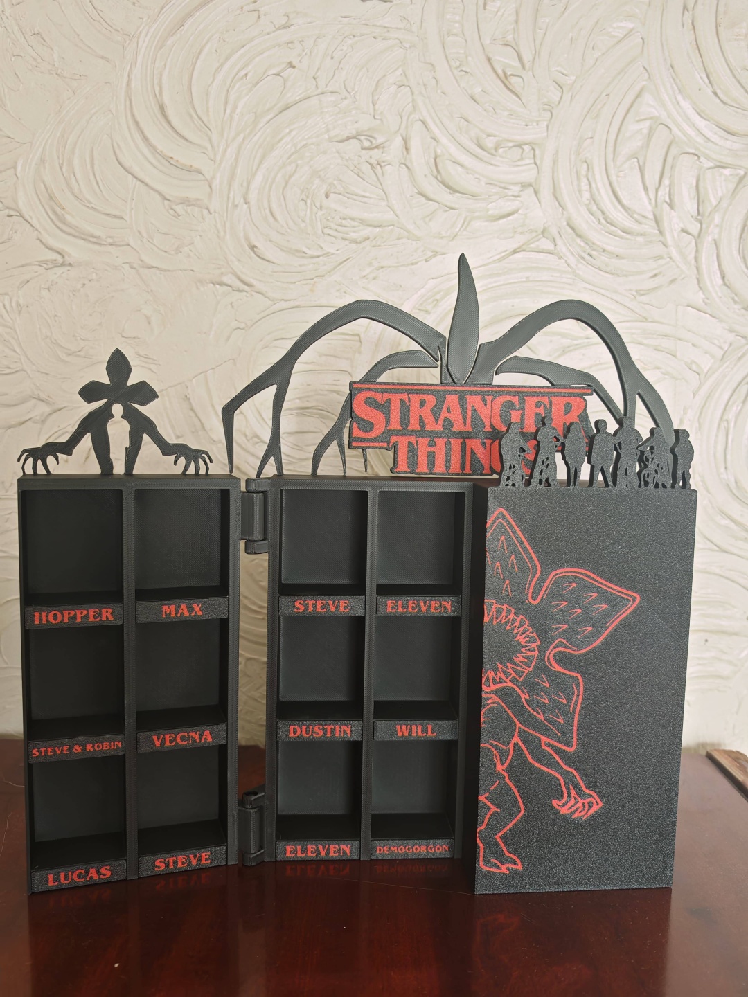 Подставка Strenger things/Очень странные дела (книжка с именами героев)