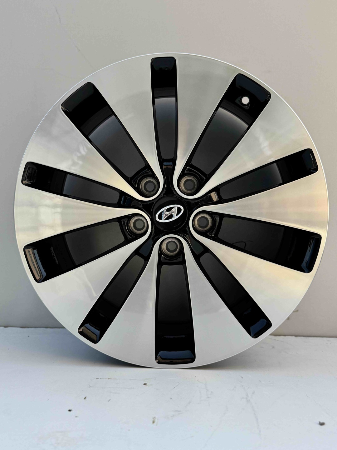 Hyundai t/g h382ff 7.5x18/5x114.3 D67.1 ET46 4 диска черный, серебристый