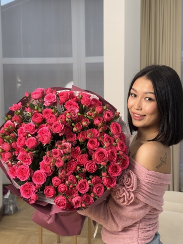 Nuri Floral моно-букет в оформлении кустовая роза 25 шт 80 см