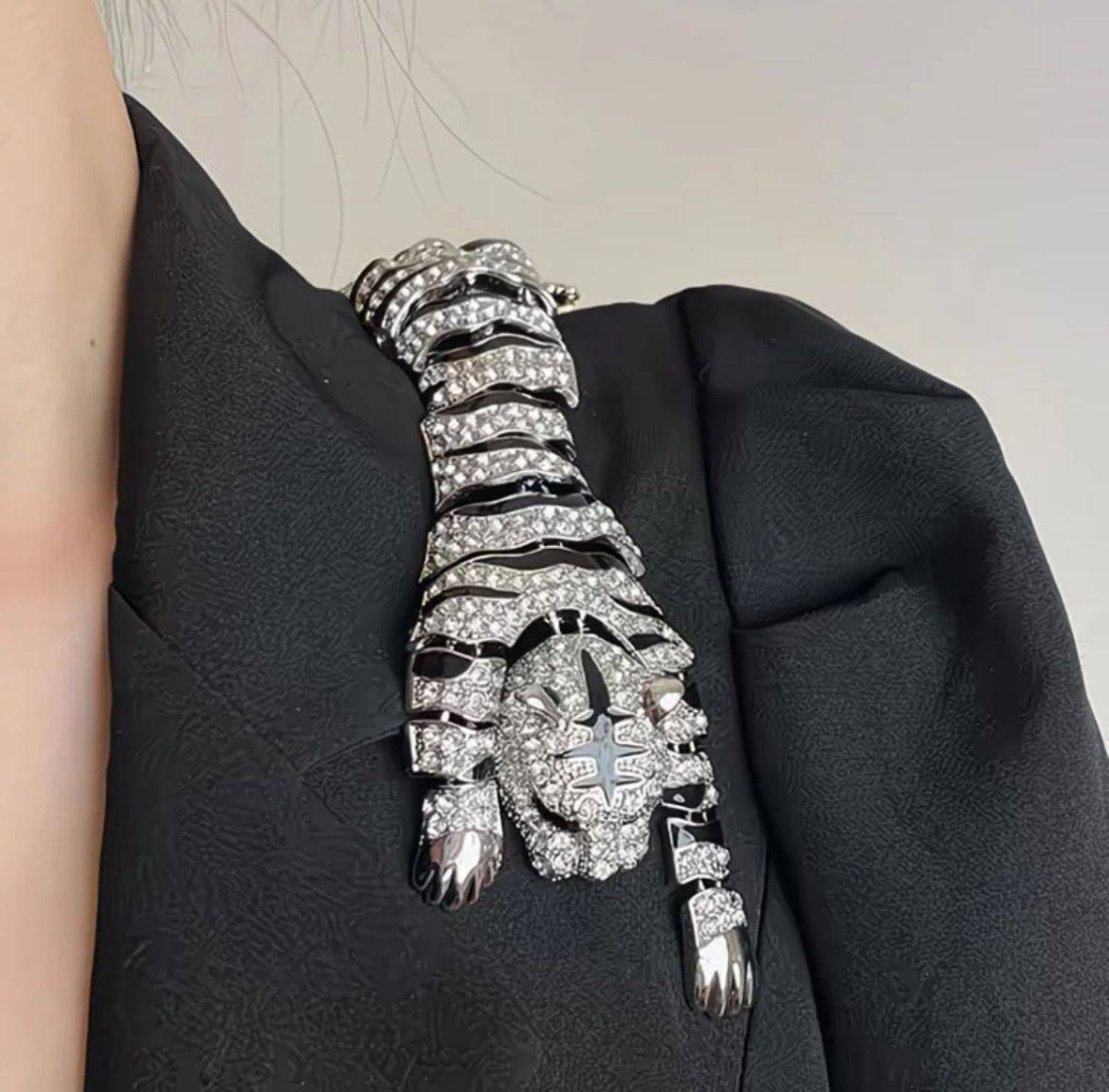 Брошь бижутерный сплав, кристаллы Swarovski