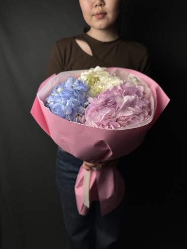 Bloomera Flowers моно-букет в оформлении гортензия 3 шт 60 см