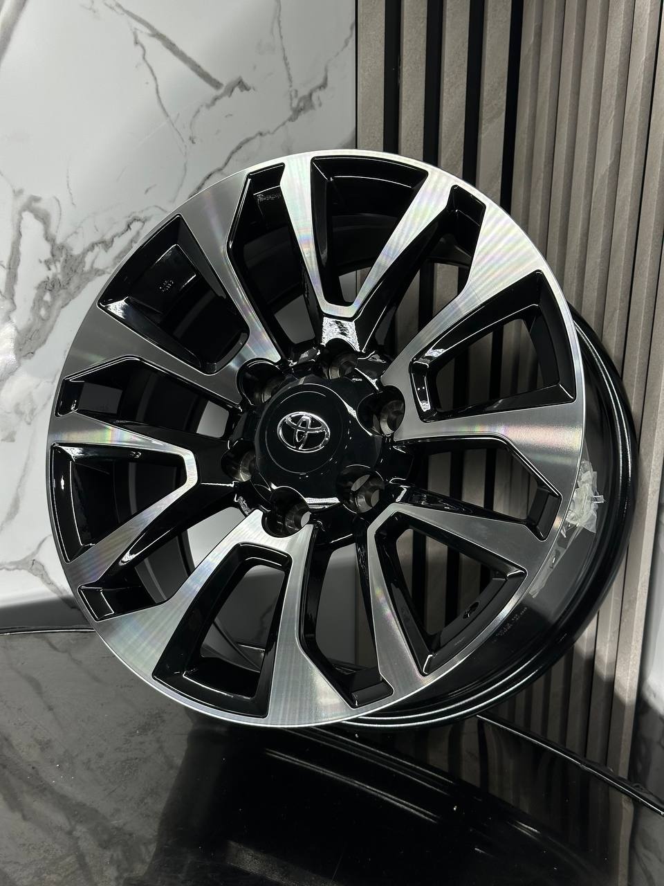 Top Grade Toyota H887F 8x18/6x139.7 D106.1 ET25 4 диска черный, серебристый
