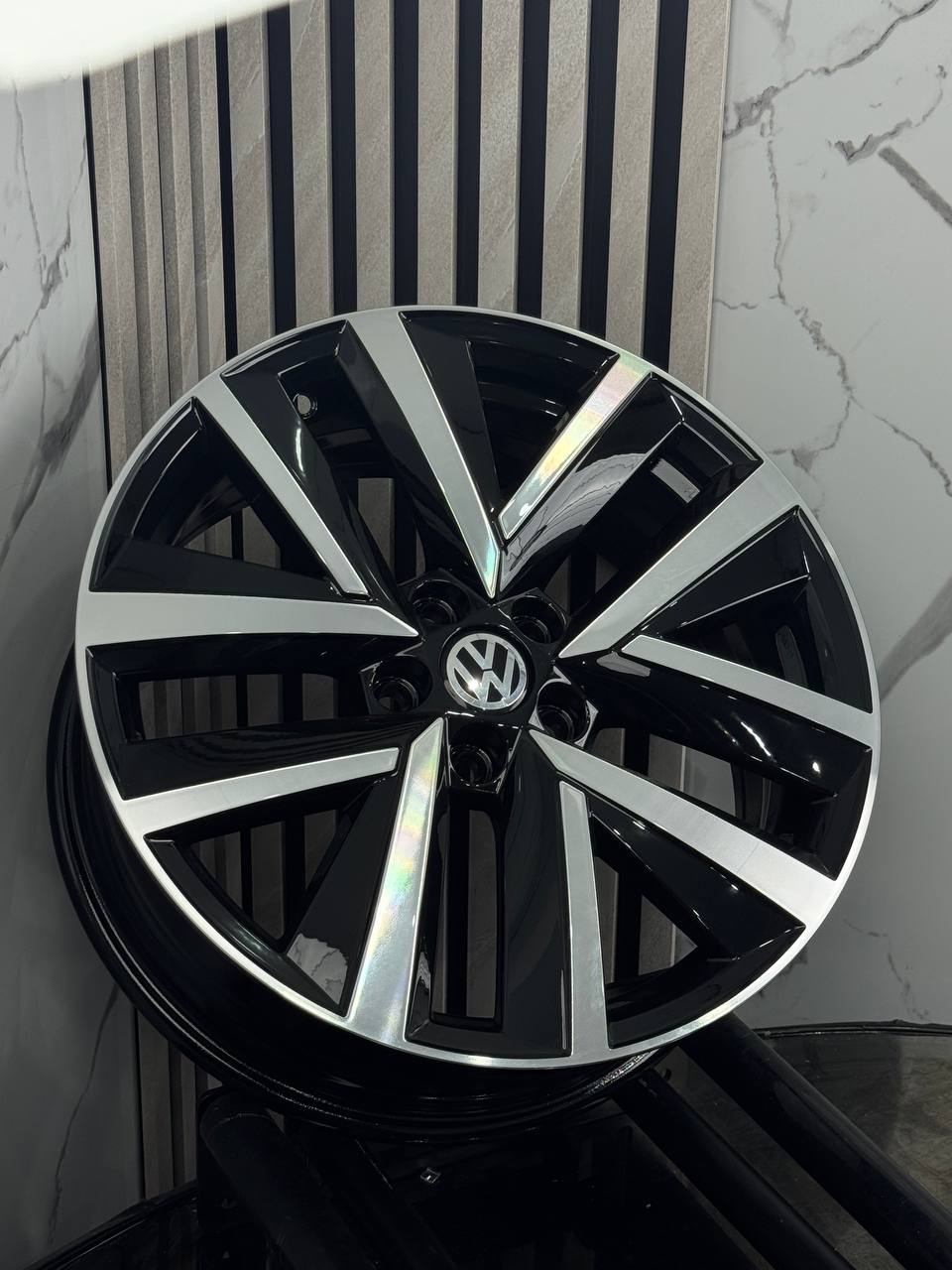 Top Grade Volkswagen 515-7 6.5x17/5x100 D57.1 ET34 4 диска черный, серебристый
