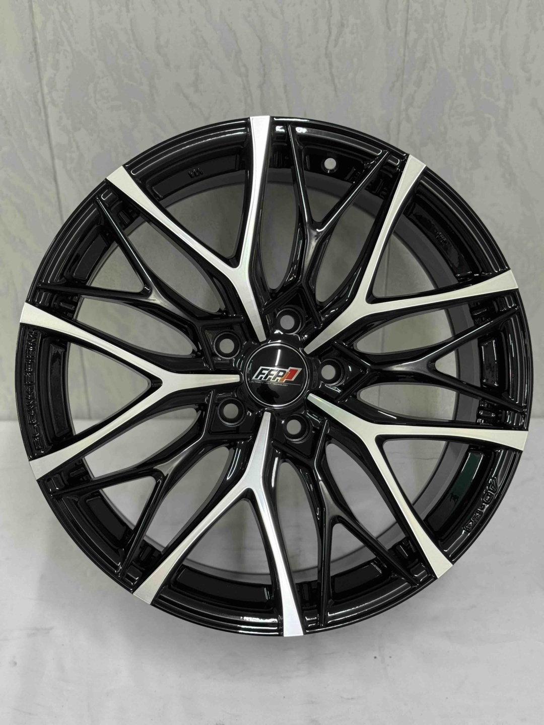 Top Grade 50038 8x18/5x114.3 D67.1 ET35 4 диска черный, серебристый