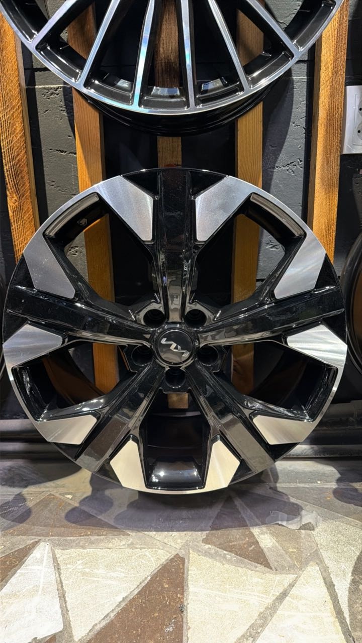 HYUNDAI / KIA Danse 8.5x20/5x114.3 D67.1 ET45 4 диска черный, серебристый