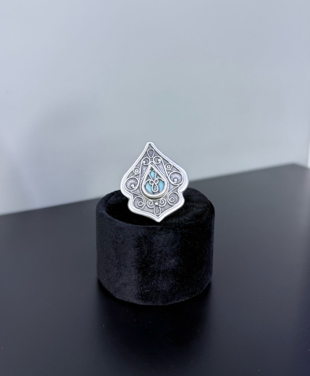 Кольцо TOMIRIS COLLECTION TMCR 0080 размер регулируемый ювелирный сплав, стекло