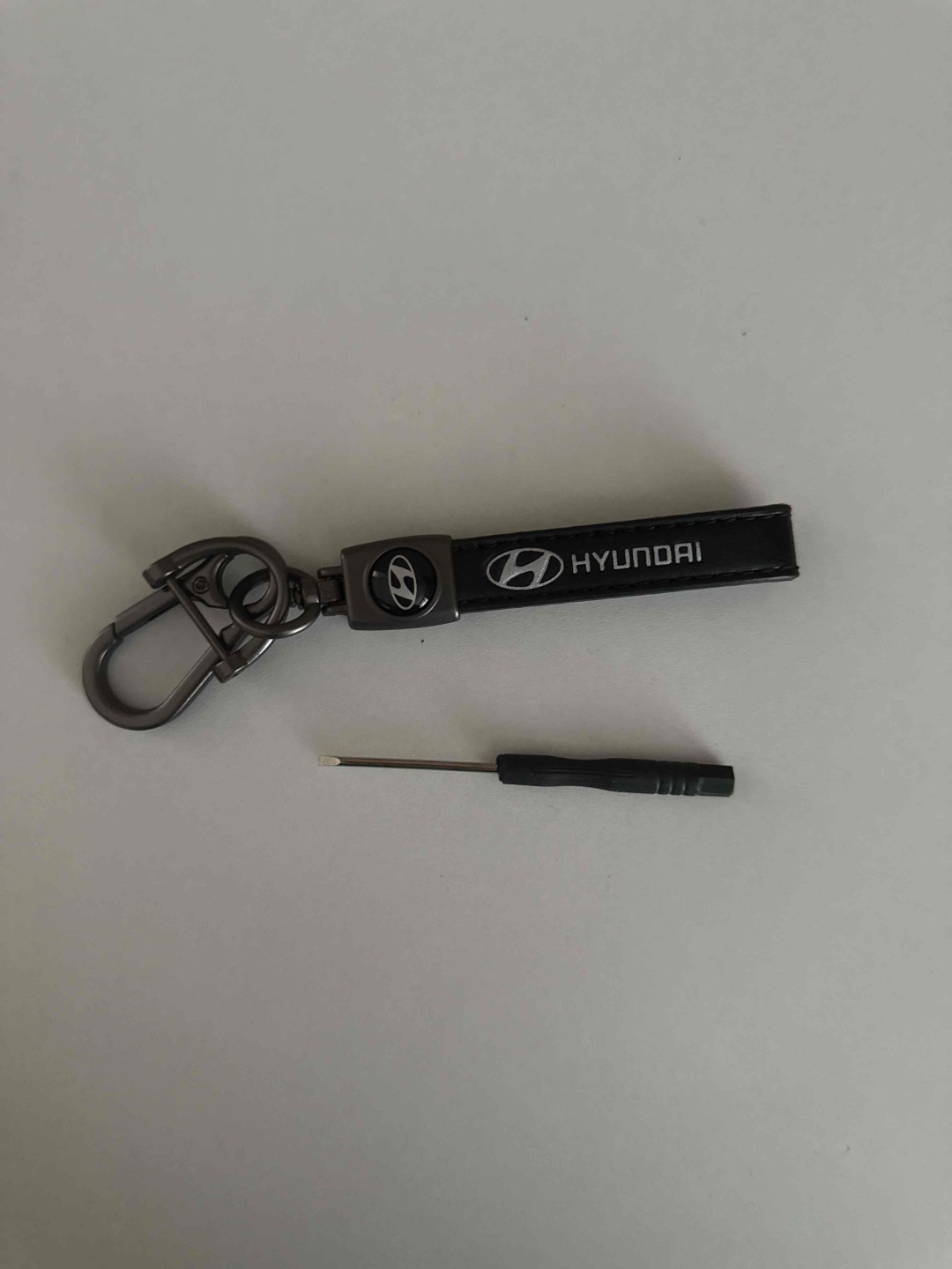 Брелок Hyundai 17x3 см металл, экокожа 1 шт
