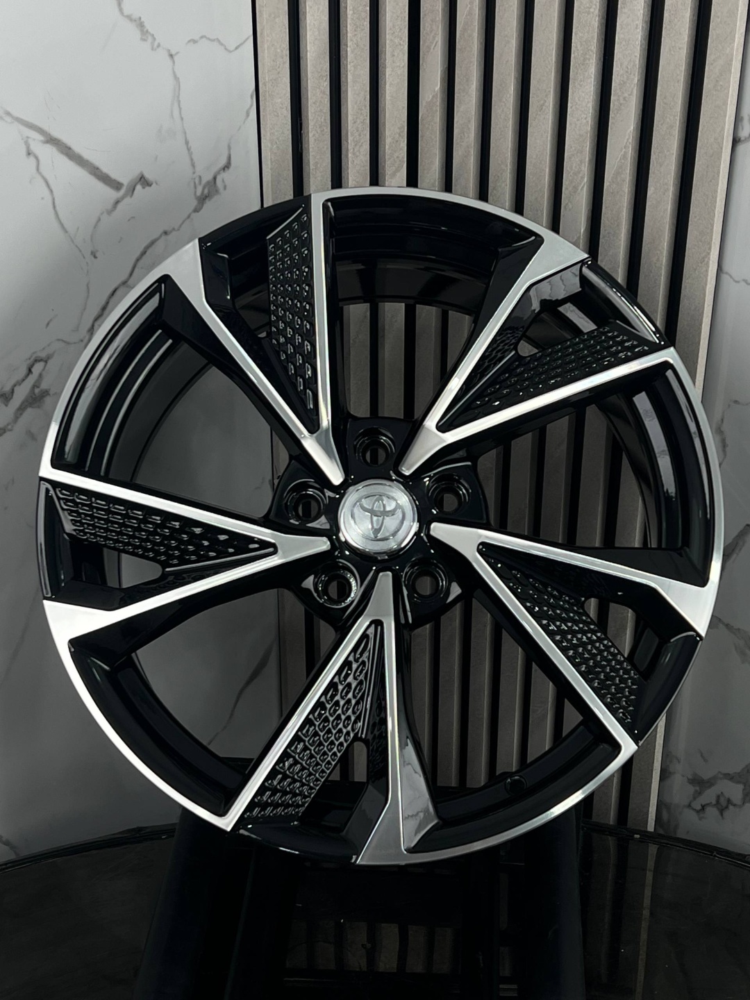 Top Grade toyota/lex fbx008b 8x18/5x114.3 D73.1 ET35 4 диска серебристый, черный