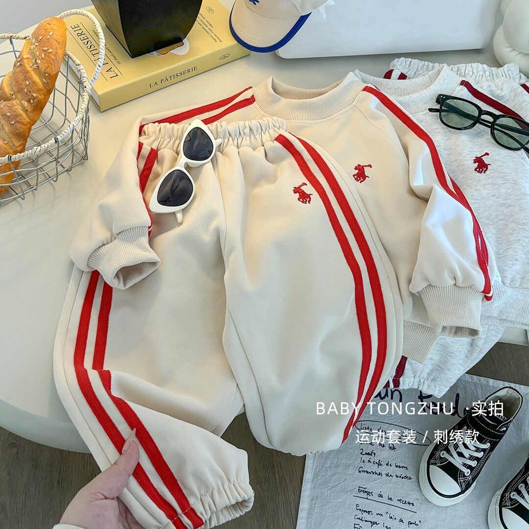 Спортивный костюм белый, красный