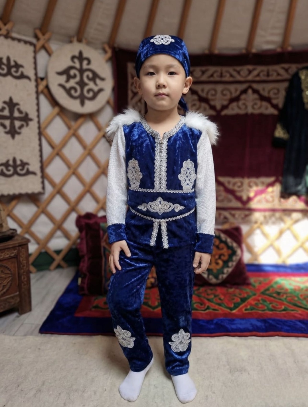 Национальный костюм черный, синий